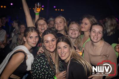 Volle feesttent tijdens Kokki's Dance Event op 't Harde met onder ander een optreden van Outsiders. - © NWVFoto.nl