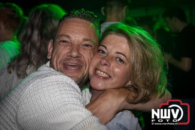 Volle feesttent tijdens Kokki's Dance Event op 't Harde met onder ander een optreden van Outsiders. - © NWVFoto.nl