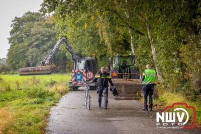 De traumaheli ter plaatse bij heftig ongeval fietser stilstaand landbouwvoertuig op de Bovenweg bij Nunspeet. - © NWVFoto.nl
