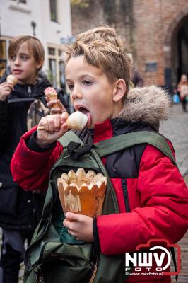 Winkeliers delen een uur lang snoep, ijs, stukjes frikandel uit tijdens Sonde Marten in vesting Elburg. - © NWVFoto.nl