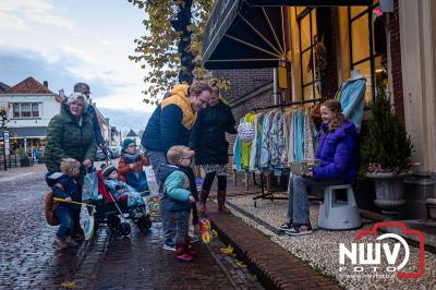 Winkeliers delen een uur lang snoep, ijs, stukjes frikandel uit tijdens Sonde Marten in vesting Elburg. - © NWVFoto.nl