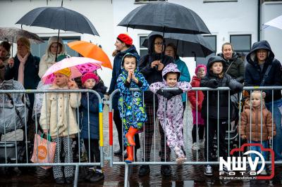 Kinderen konden weer vol op genieten van de aankomst van Sinterklaas in de haven van Elburg. - © NWVFoto.nl
