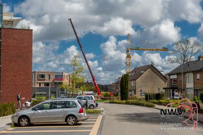 03-05-2016 Opbouw torenkraan voor fase twee winkelcentrum  tHarde. - © NWVFoto.nl