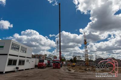 03-05-2016 Opbouw torenkraan voor fase twee winkelcentrum  tHarde. - © NWVFoto.nl