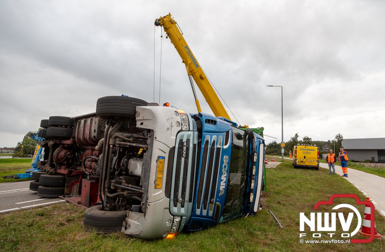 Foto's en video: Vrachtwagen gekanteld op de Frieseweg in IJsselmuiden, chauffeur gewond naar het ziekenhuis.