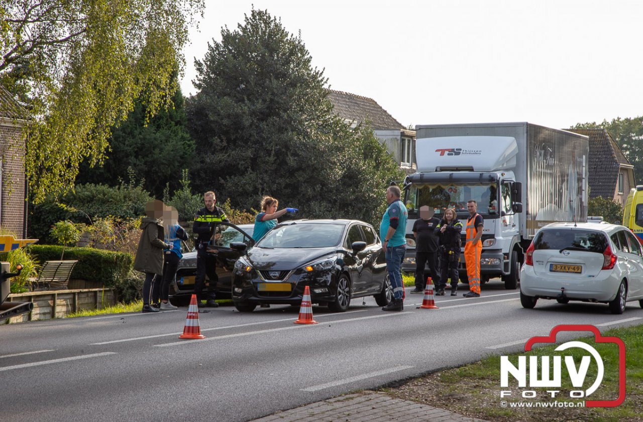 Bij een kopstaart ongeval op de Zuiderzeestraatweg N308 zijn beide bestuurders door het ambulance personeel nagekeken.