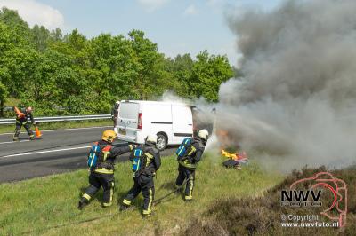Bestelbus uitgebrand op de A28 Re 73,5 bij 't Harde 17-05-2016  - © NWVFoto.nl