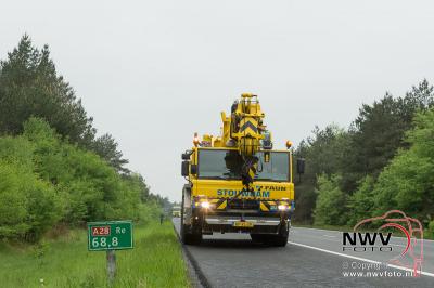 Personenauto raakt met hoge snelheid van de A28 tussen Nunspeet en 't Harde 20-05-2016. - © NWVFoto.nl