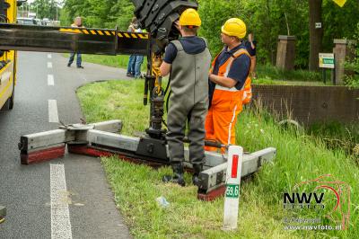 Auto beland na uitwijkmanoeuvre in sloot naast Zuiderzeestraatweg N308 59,6 Wezep 21-05-2016. - © NWVFoto.nl