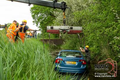 Auto beland na uitwijkmanoeuvre in sloot naast Zuiderzeestraatweg N308 59,6 Wezep 21-05-2016. - © NWVFoto.nl