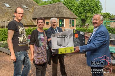 Uitreiking enquête prijzen door Wethouders Harm Westerbroek en Henk Wessel op de zorgboerderij Westbroek op ’t Harde. - © NWVFoto.nl