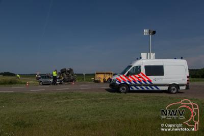 Auto botst op afslaande graafmachine Bremerbergweg- Alikruikweg Biddinghuizen. - © NWVFoto.nl