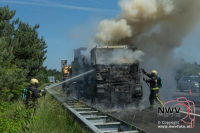 Kiepvrachtwagen brand uit op A28 t.h.v. Nunspeet. - © NWVFoto.nl