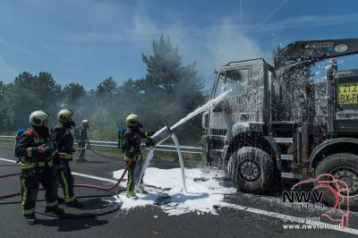 Kiepvrachtwagen brand uit op A28 t.h.v. Nunspeet. - © NWVFoto.nl