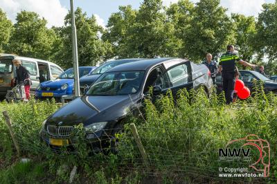 Auto belandt zo wat in sloot tijdens wegrijden van parkeerplaats. - © NWVFoto.nl