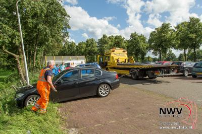 Auto belandt zo wat in sloot tijdens wegrijden van parkeerplaats. - © NWVFoto.nl