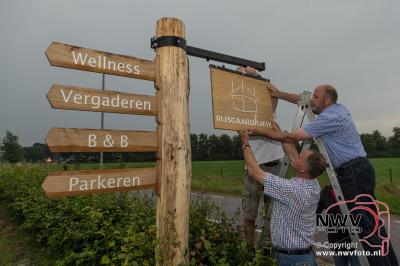 Buurt schenkt uithangbord aan Rijsgaardhoeve in Elburg. - © NWVFoto.nl