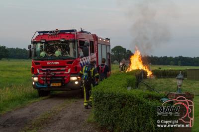 Brand bijgebouw Glindeweg Doornspijk blijkt stapeltje afvalhout. - © NWVFoto.nl