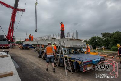 Leggen van liggers nieuwe dek viaduct A28 't Harde. - © NWVFoto.nl