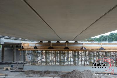 Leggen van liggers nieuwe dek viaduct A28 't Harde. - © NWVFoto.nl