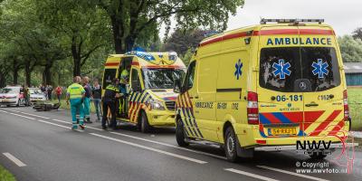 Ernstig ongeval tussen snorscooter en auto op de Zuiderzeestraatweg N309 Elburg. - © NWVFoto.nl