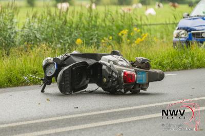 Ernstig ongeval tussen snorscooter en auto op de Zuiderzeestraatweg N309 Elburg. - © NWVFoto.nl