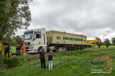 Vrachtwagen beland in sloot naast de Oude Molenweg in Doornspijk. - © NWVFoto.nl