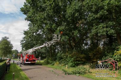 Stormschade Ten Passeweg 't Harde gevaarlijk hangende tak. - © NWVFoto.nl