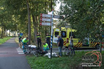 Wielrenners komen met elkaar in botsing op de Eperweg 't Harde. - © NWVFoto.nl