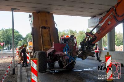 Schade door kipper achter tractor die is blijven haken achter het nieuwe viaduct A28 over de  N309 op 't Harde. - © NWVFoto.nl