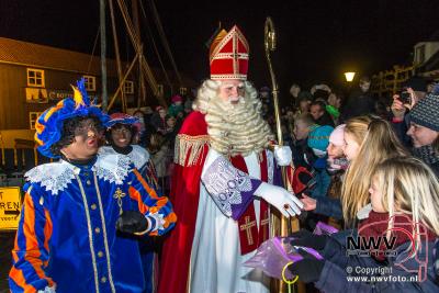 Avondintocht Sinterklaas met zijn pieten in haven van Elburg. - © NWVFoto.nl