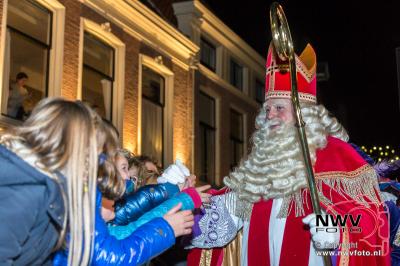 Avondintocht Sinterklaas met zijn pieten in haven van Elburg. - © NWVFoto.nl