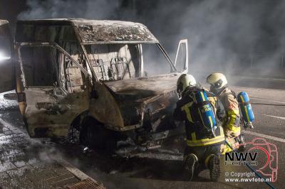 Bedrijfsbusje brand volledig uit op de Eperweg N309 't Harde. - © NWVFoto.nl