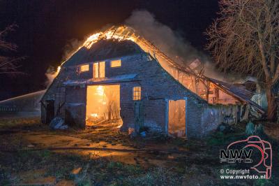 Uitslaande brand in leegstaande boerderij aan de Kleine Woldweg Oosterwolde. - © NWVFoto.nl