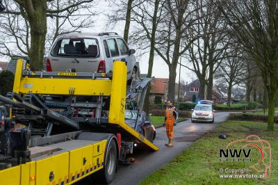Bestuurder komt bij eenzijdig ongeval tot stilstand tegen boom. - © NWVFoto.nl