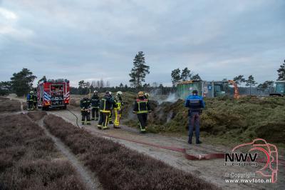 Broei zet berg met snoei afval in brand op heideveld achter de zandverstuiving van Doornspijk. - © NWVFoto.nl