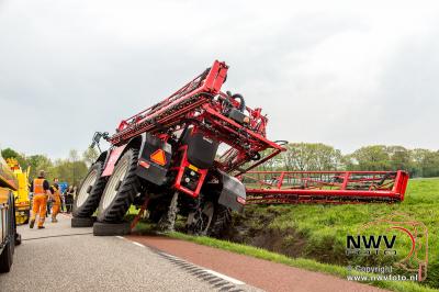 Berging landbouwvoertuig aan de Mheneweg Zuid Oldebroek. - © NWVFoto.nl