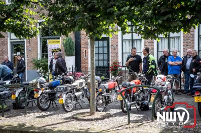 Brommers kiek'n aan de Beekstraat in Elburg. - © NWVFoto.nl