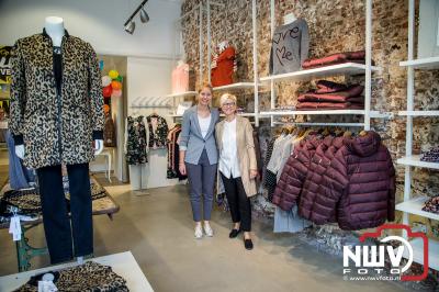 Personeel versierd winkel i.v.m. pensionering Jan Blom. - © NWVFoto.nl