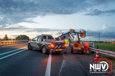 Berging van vrachtwagen die door storm was omgewaaid N50 254.0 - © NWVFoto.nl