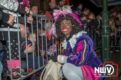 Duizenden kinderen verwelkomen Sinterklaas in Elburg. - © NWVFoto.nl