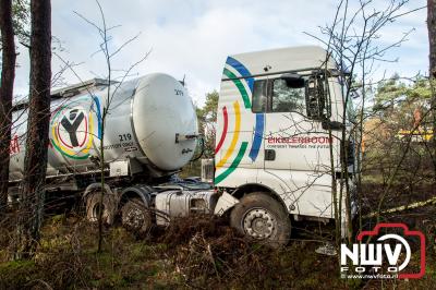 Berging van vrachtwagen A28 Re 67.7 tussen Nunspeet en 't Harde. - © NWVFoto.nl
