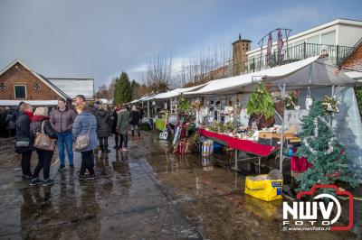 Oliebollen en kerststukjes, niet aan te slepen op kerstmarkt Oostendorp. - © NWVFoto.nl