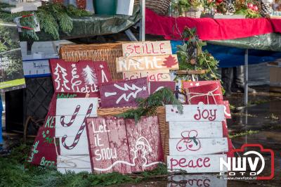 Oliebollen en kerststukjes, niet aan te slepen op kerstmarkt Oostendorp. - © NWVFoto.nl