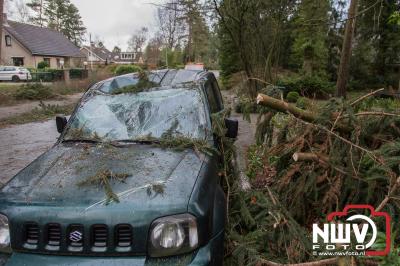 Wind richt veel schade aan op 't Harde - © NWVFoto.nl