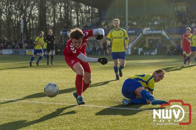 Nunspeet verliest na rode kaart. - © NWVFoto.nl