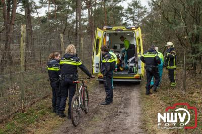 Mountainbiker komt ten val op bospad en is lastig te vinden. - © NWVFoto.nl