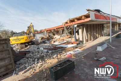 Sloop van de laatste oude gebouwen van Winkelcentrum 't Harde.  - © NWVFoto.nl