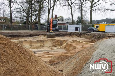 Starthandeling bouw door wethouder Henk Wessel op oude dorpshuis locatie.. - © NWVFoto.nl