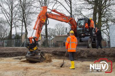 Starthandeling bouw door wethouder Henk Wessel op oude dorpshuis locatie.. - © NWVFoto.nl